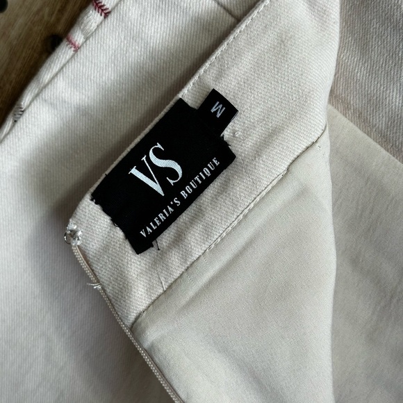 Valeria’s Boutique Embroidered Floral Mini Skirt Cream Red Size Medium - Picture 5 of 6